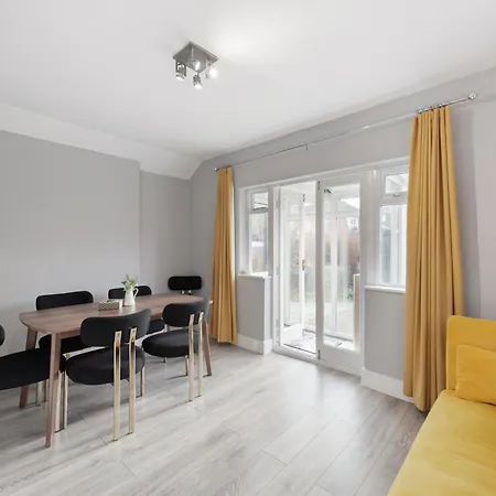 Edgware Oasis: Modern Haven Near Tube & Park Appartement